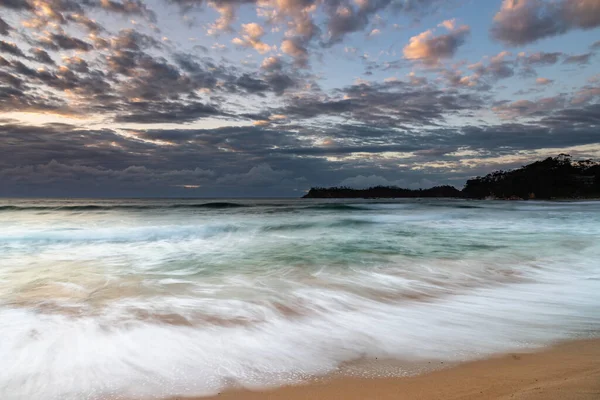 澳大利亚新南威尔士州南海岸Malua湾的云雾日出 — 图库照片