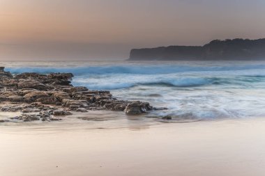 Kuzey Avoca Sahili 'nden Sunrise Seascape. Central Coast, NSW, Avustralya' da rock platofrm..