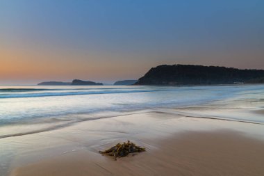 Umina Sahili, NSW, Avustralya 'dan Yaz Gündoğumu Deniz Burnu.