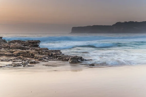 中央海岸 ニューサウスウェールズ州 オーストラリアの北アボカビーチ岩プラットフォームからの日の出の海 — ストック写真