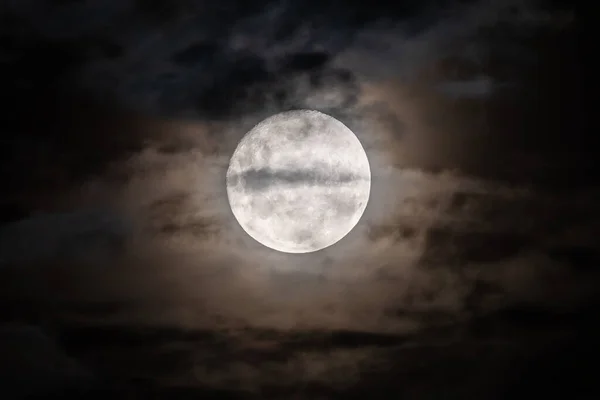 Gloeiende Volle Maan Aan Een Bewolkte Hemel Bij Woy Woy — Stockfoto