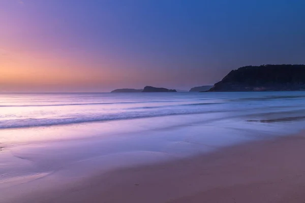 オーストラリア ニューサウスウェールズ州中央海岸のUmina Beachからの夏の日の出の海 — ストック写真