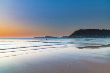 Umina Sahili, NSW, Avustralya 'dan Yaz Gündoğumu Deniz Burnu.
