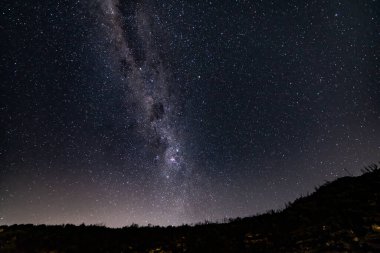 Samanyolu, Avustralya, NSW 'nin merkez kıyısındaki Killcare Sahili' nden alınmıştır..