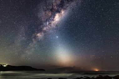 Samanyolu, Avustralya, NSW 'nin merkez kıyısındaki Killcare Sahili' nden alınmıştır..