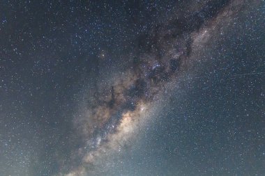 Samanyolu, Avustralya, NSW 'nin merkez kıyısındaki Killcare Sahili' nden alınmıştır..