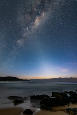 Alacakaranlık 'tan hemen önce Avustralya, NSW' nin merkez kıyısındaki Killcare Sahili 'nden Samanyolu ve Deniz Burnu alındı..