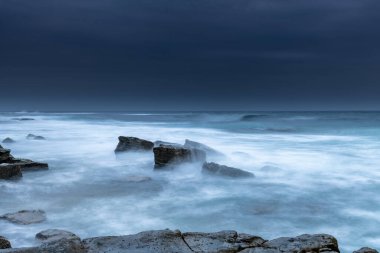 Central Coast, NSW, Avustralya 'daki Forresters Plajında Bulutlu Gün Doğumu Deniz Pelerini.