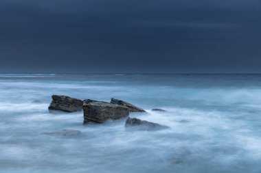 Central Coast, NSW, Avustralya 'daki Forresters Plajında Bulutlu Gün Doğumu Deniz Pelerini.