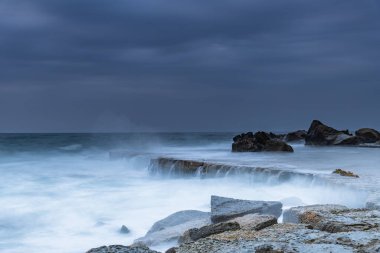 Central Coast, NSW, Avustralya 'daki Forresters Plajında Bulutlu Gün Doğumu Deniz Pelerini.