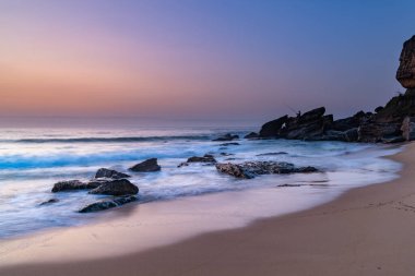 Central Coast, NSW, Avustralya 'daki Killcare Sahili' nden güneşin doğuşunu yakalıyoruz..