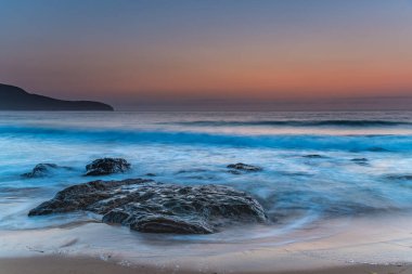 Central Coast, NSW, Avustralya 'daki Killcare Sahili' nden yaz gündoğumu deniz manzarası.