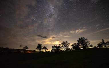 Gresford, Avcı Bölgesi, NSW, Avustralya 'da Samanyolu ile kır manzarası.