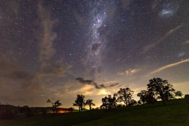 Gresford, Avcı Bölgesi, NSW, Avustralya 'da Samanyolu ile kır manzarası.