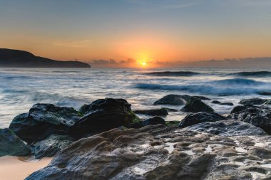 Central Coast, NSW, Avustralya 'daki Killcare Plajı' ndan Sunrise Seascape plajında..