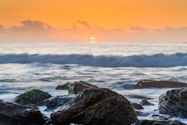 Central Coast, NSW, Avustralya 'daki Killcare Plajı' ndan Sunrise Seascape plajında..