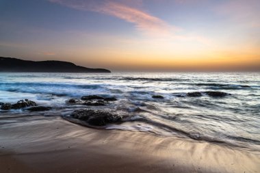 Central Coast, NSW, Avustralya 'daki Killcare Plajında Yumuşak Şafak Denizi.
