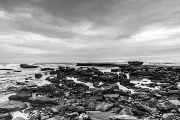 Rocky Contrasts Black Whtie Skillion Terrigal Central Coast Nsw Australië — Stockfoto