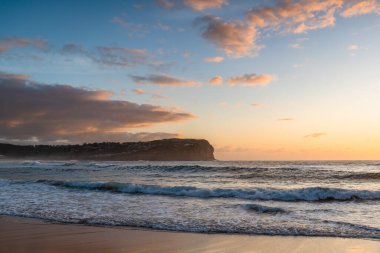 Central Coast, NSW, Avustralya 'daki MacMasters Sahili' nden Bulutlarla Gün Doğumu Deniz Pelerini.