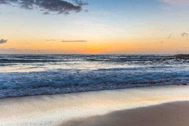 Central Coast, NSW, Avustralya 'daki MacMasters Sahili' nden güneşin doğuşunu yakalıyoruz..