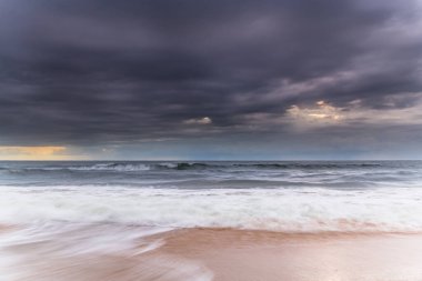 Central Coast, NSW, Avustralya 'daki MacMasters Sahili' nden kasvetli bir gündoğumu deniz manzarası..