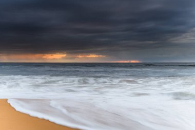 Central Coast, NSW, Avustralya 'daki MacMasters Sahili' nden kasvetli bir gündoğumu deniz manzarası..