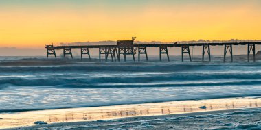 Old Coal Loader Wharf ve Sea Foam ile Sunrise Seascape Central Coast, NSW, Avustralya 'daki Catherine Hill Bay Beach' te.