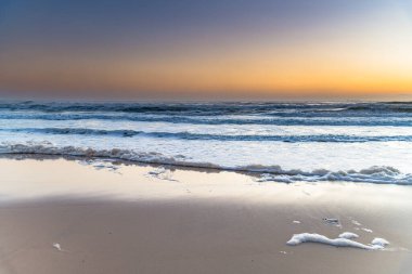 Sunrise Seascape with Sea Foam Central Coast, NSW, Avustralya 'daki Catherine Hill Bay Beach' te.