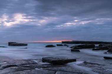 Central Coast, NSW, Avustralya 'daki Terrigal' da The Skillion 'dan güneşin doğuşunu yakalıyorum..