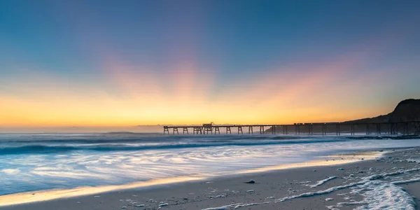 Sunrise Seascape with Sea Foam Central Coast, NSW, Avustralya 'daki Catherine Hill Bay Beach' te.