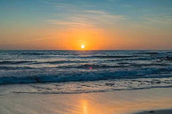 太陽が中央海岸のMacmasters Beachから地平線に昇ると ビーチでの早朝 オーストラリア ニューサウスウェールズ州 — ストック写真