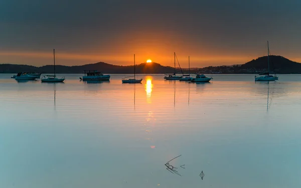 Eine Feste Wolkenmasse Bedeckte Den Himmel Zum Sonnenaufgang Von Der — Stockfoto