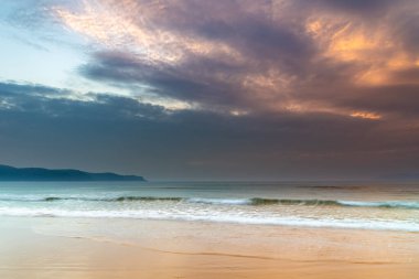 Umina sahilinden Sunrise Seascape Central Coast, NSW, Avustralya.