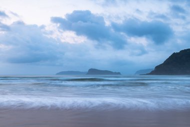 Umina Sahili, NSW, Avustralya 'dan bulutlu bir gün doğumu..