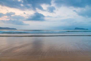 Umina Sahili, NSW, Avustralya 'dan bulutlu bir gün doğumu..