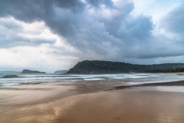Umina Sahili, NSW, Avustralya 'dan bulutlu bir gün doğumu..