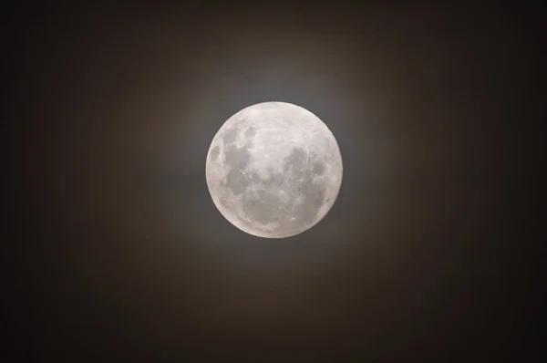 Gloeiende Volle Maan Een Wazige Hemel Een Hete Vochtige Nacht — Stockfoto