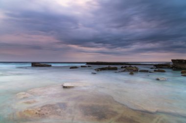 Central Coast, NSW, Avustralya 'daki Terrigal' da The Skillion 'dan Gün Doğumu bulutlu.