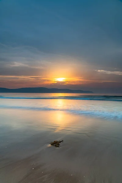 オーストラリア ニューサウスウェールズ州中央海岸のUmina Beachからの日の出を捉える — ストック写真