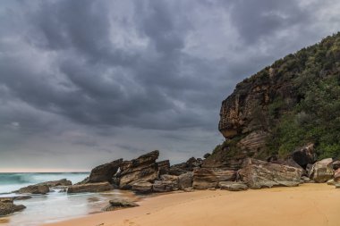 Central Coast, NSW, Avustralya 'daki Killcare Sahili' nden kasvetli bir gün doğumu..