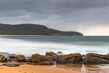 Central Coast, NSW, Avustralya 'daki Killcare Sahili' nden kasvetli bir gün doğumu..