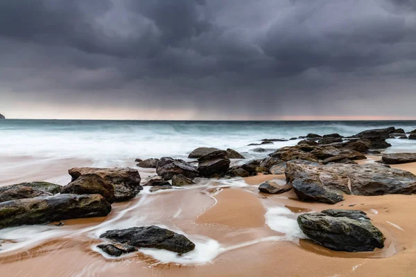 Moody Ανατολή Πέτρες Από Killcare Beach Στην Κεντρική Ακτή Nsw — Φωτογραφία Αρχείου