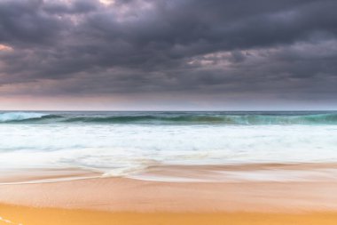 Merkezi Sahildeki Wamberal Plajından Bulutlu Gün Doğumu, NSW, Avustralya.