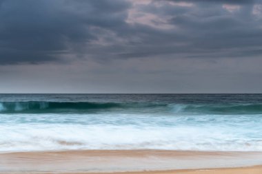Wamberal Sahili 'nden NSW, Avustralya' ya gelen Bulut Gündoğumu.