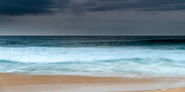 Wamberal Sahili 'nden NSW, Avustralya' ya gelen Bulut Gündoğumu.