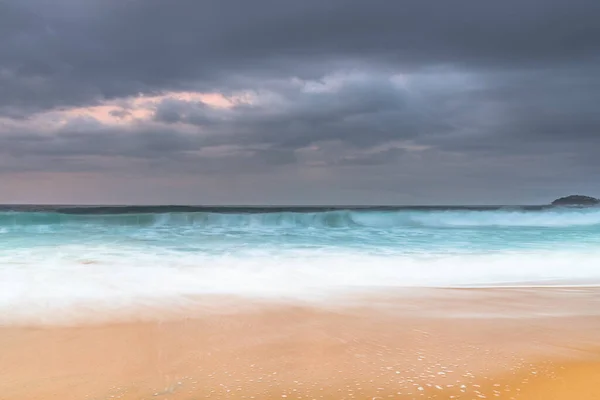 Nublado Amanecer Desde Playa Wamberal Costa Central Nsw Australia — Foto de Stock