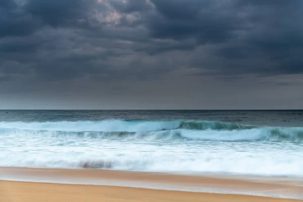 来自澳大利亚新南威尔士州中部海岸的Wamberal海滩的多云日出 — 图库照片