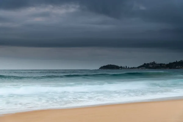 Nuvoloso Moody Sunrise Wamberal Beach Sulla Costa Centrale Nsw Australia — Foto Stock