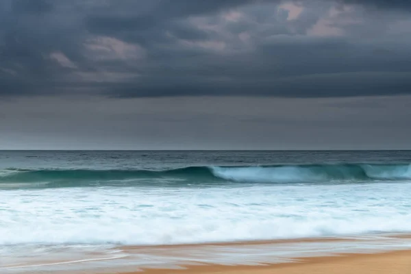 Overcast Moody Sunrise Wamberal Beach Central Coast Nsw Australia — Foto de Stock