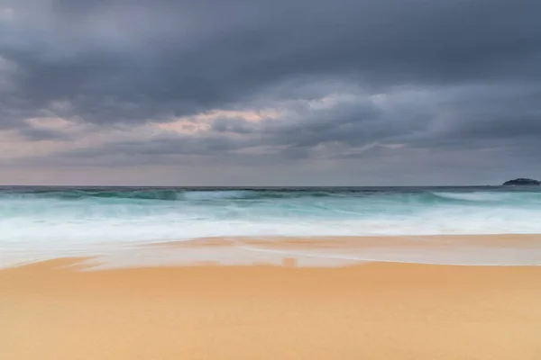 Nuvoloso Moody Sunrise Wamberal Beach Sulla Costa Centrale Nsw Australia — Foto Stock